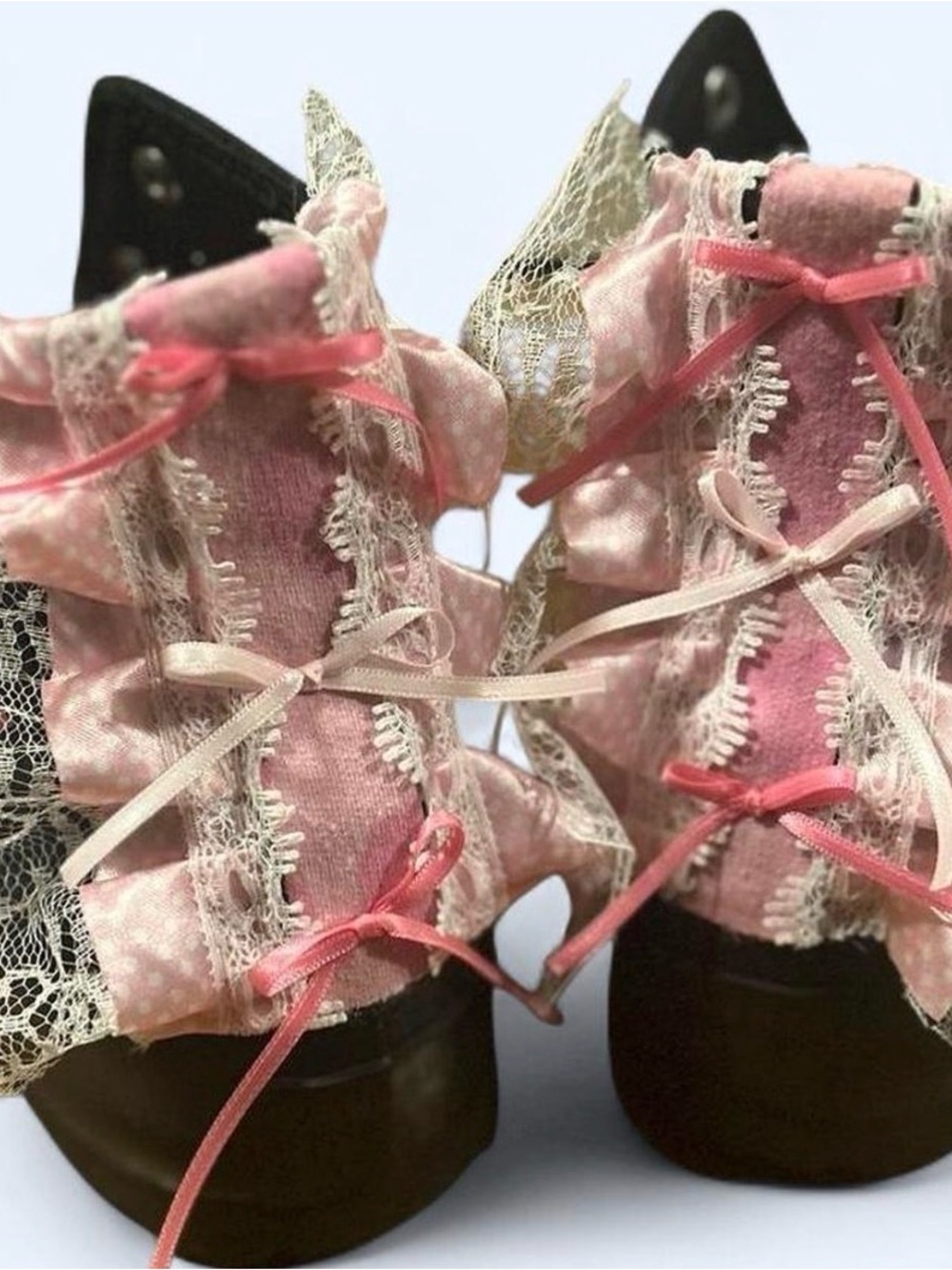 Women’s pink lace converse